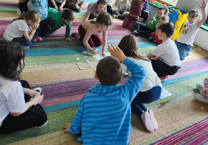 Dzieci siedząc kręgu podają propozycję dań i produktów, które spożywamy na co dzień.