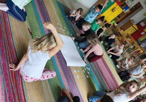 Dzieci siedząc kręgu podają propozycję dań i produktów, które spożywamy na co dzień.