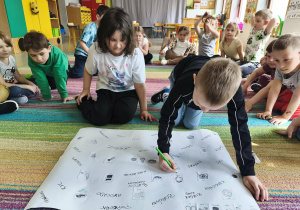 Oznaczamy dania i produkty zaproponowane przez dzieci, jako zdrowe i niezdrowe.