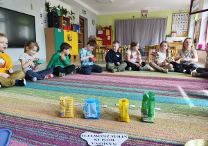 Kolejno oglądamy, dotykamy nasiona roślin strączkowych tj.: grochu, fasoli, soczewicy i ciecierzycy.