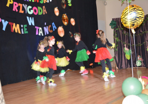 Wybrane dziewczynki z grupy "Motylków" występują na III Międzyprzedszkolnym Konkursie Tanecznym.