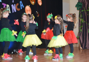 Dziewczynki z "Motylków" tańczą do utworu "Safri Duo".