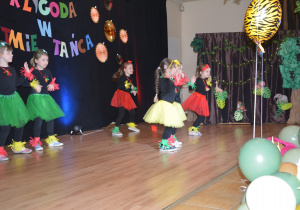 Dziewczynki z "Motylków" tańczą do utworu "Safri Duo".