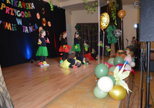 Wybrane dziewczynki z grupy "Motylków" występują na III Międzyprzedszkolnym Konkursie Tanecznym.