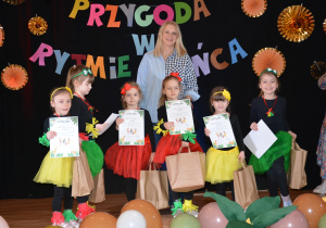 Uczestniczki wraz z nauczycielką p. Katarzyną Świątkiewicz pozują do pamiątkowego zdjęcia. Dziewczynki trzymają w dłoniach dyplomy i upominki za udział w konkursie.