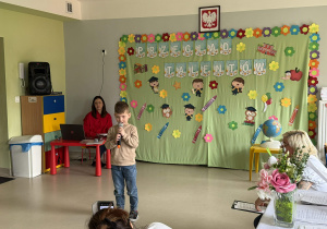 Chłopiec recytuje wiersz.