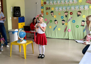 Dziewczynka recytuje wiersz.