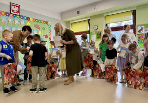 Rozdanie dyplomów i upominków.