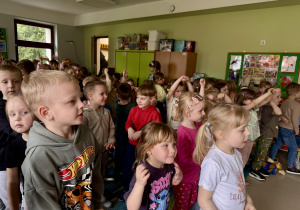 W oczekiwaniu na werdykt jury dzieci wspólnie tańczą do znanych piosenek.