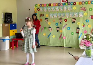 Dziewczynka recytuje wiersz.