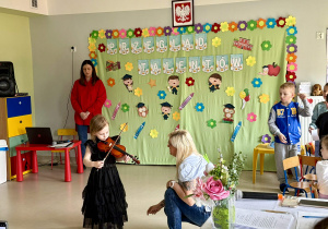 Dziewczynka przygotowuje się do gry na skrzypcach.