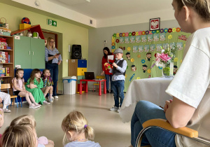 Chłopiec recytuje wiersz.