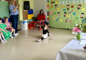 Pokaz gimnastyki artystycznej.