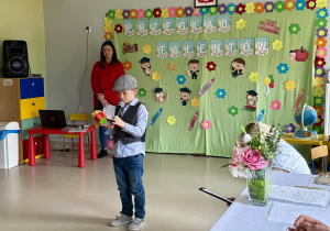 Chłopiec recytuje wiersz.