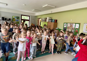 W oczekiwaniu na werdykt Jury dzieci wspólnie tańczą do znanych piosenek.