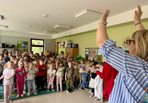 W oczekiwaniu na werdykt jury dzieci wspólnie tańczą do znanych piosenek.