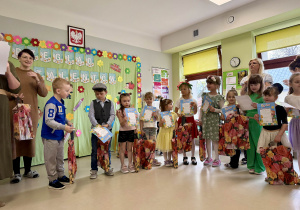 Rozdanie dyplomów i upominków.