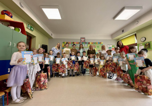 Wspólne zdjęcie uczestników, prowadzących oraz jury.