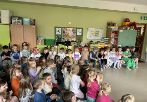 Dzieci oglądają występy swoich kolegów.