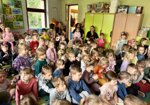 Dzieci oglądają występy swoich kolegów.