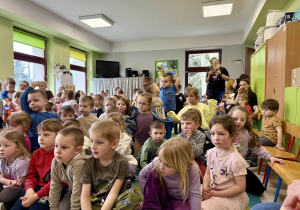 Dzieci oglądają występy swoich kolegów.