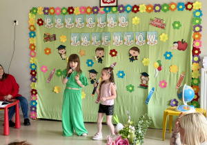 Dziewczynki śpiewają piosenkę.