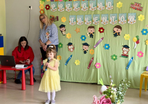 Dziewczynka śpiewa piosenkę.