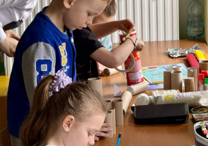 Dzieci tworzą prace plastyczne i konstrukcyjne.