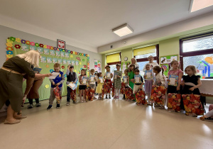 Rozdanie dyplomów i upominków.