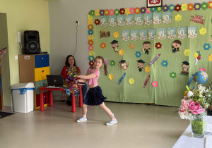 Taniec dziewczynki z pomponami.