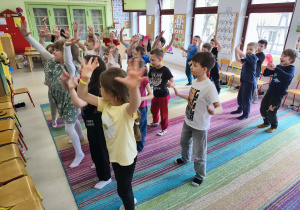 Wiosenna zumba z wykorzystaniem ekranu multimedialnego.