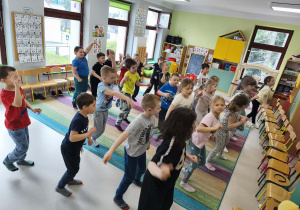 Wiosenna zumba z wykorzystaniem ekranu multimedialnego.