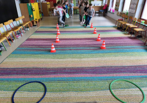 Dzieci biorą udział w konkurencji sportowej "Wiosenne kwiaty".