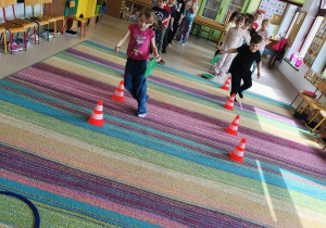 Dzieci biorą udział w konkurencji sportowej "Wiosenne kwiaty".