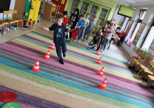 Dzieci biorą udział w konkurencji sportowej "Wiosenne kwiaty".