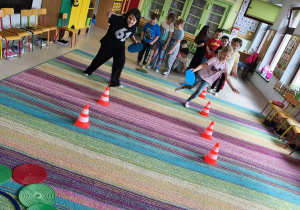 Dzieci biorą udział w konkurencji sportowej "Wiosenne kwiaty".