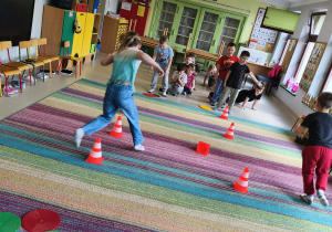 Dzieci biorą udział w konkurencji sportowej "Wiosenne kwiaty".