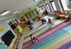 Dzieci biorą udział w konkurencji sportowej "Żabie skoki".