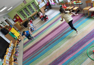 Dzieci biorą udział w konkurencji sportowej "Żabie skoki".