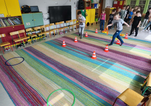 Dzieci biorą udział w konkurencji sportowej "Słońce".