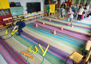 Dzieci biorą udział w konkurencji sportowej "Słońce".