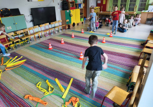 Dzieci biorą udział w konkurencji sportowej "Słońce".