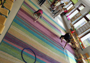 Dzieci biorą udział w konkurencji sportowej "Spacer kotków".