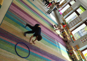 Dzieci biorą udział w konkurencji sportowej "Spacer kotków".