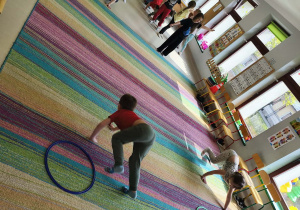 Dzieci biorą udział w konkurencji sportowej "Spacer kotków".