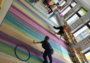 Dzieci biorą udział w konkurencji sportowej "Spacer kotków".