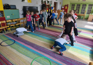 Konkurencja sportowa, która bardzo spodobała się dzieciom - "Krecik". Dziecko przechodzące przez tunel - klasyczne ćwiczenie integracji sensorycznej.