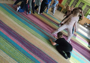 Konkurencja sportowa, która bardzo spodobała się dzieciom - "Krecik". Dziecko przechodzące przez tunel - klasyczne ćwiczenie integracji sensorycznej.