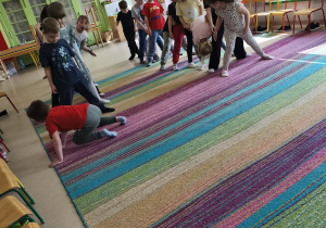 Konkurencja sportowa, która bardzo spodobała się dzieciom - "Krecik". Dziecko przechodzące przez tunel - klasyczne ćwiczenie integracji sensorycznej.