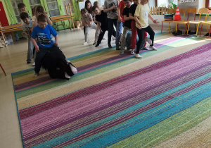 Konkurencja sportowa, która bardzo spodobała się dzieciom - "Krecik". Dziecko przechodzące przez tunel - klasyczne ćwiczenie integracji sensorycznej.